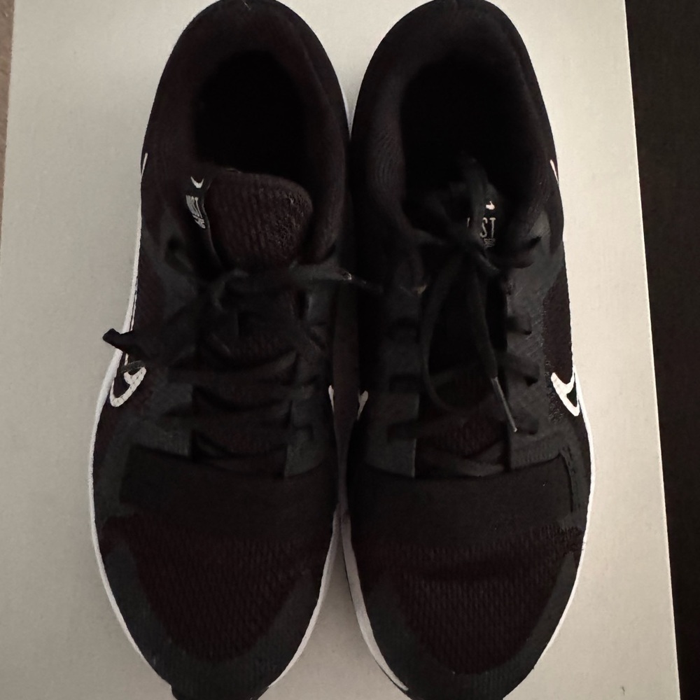 Nike Black and White Running Sneakers - Picture 2 of 4
